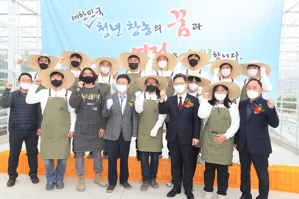 15일 경북 상주에서 스마트팜 혁신밸리 준공식이 열린 가운데 김현수 농림축산식품부 장관과 청년농업인을 비롯한 관계자들이 기념 촬영을 하고 있다.
