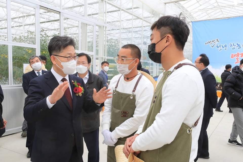 김현수 농림축산식품부 장관이 15일 경북 상주에서 열린 스마트팜 혁신밸리 준공식에 참석해 청년농업인과 대화하고 있다.