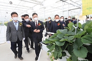 김현수 농림축산식품부 장관이 15일 경북 상주에서 열린 스마트팜 혁신밸리 준공식에 참석해 현장을 둘러보고 있다.