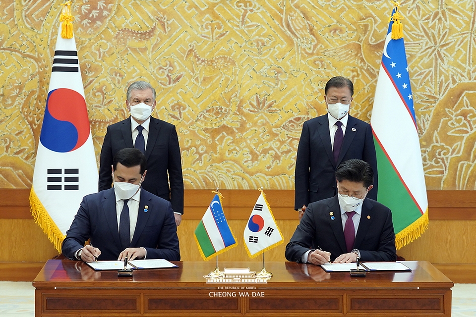 문재인 대통령과 샤브카트 미르지요예프 우즈베키스탄 대통령이 17일 청와대에서 스마트시티 개발 협력 양해각서(MOU) 서명 모습을 지켜보고 있다.