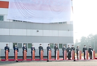 최진혁 산업통상자원부 재생에너지정책관이 21일 충북 진천군 태양광재활용센터에서 열린 ‘태양광 모듈연구센터’ 준공식에서 기념 촬영을 하고 있다.