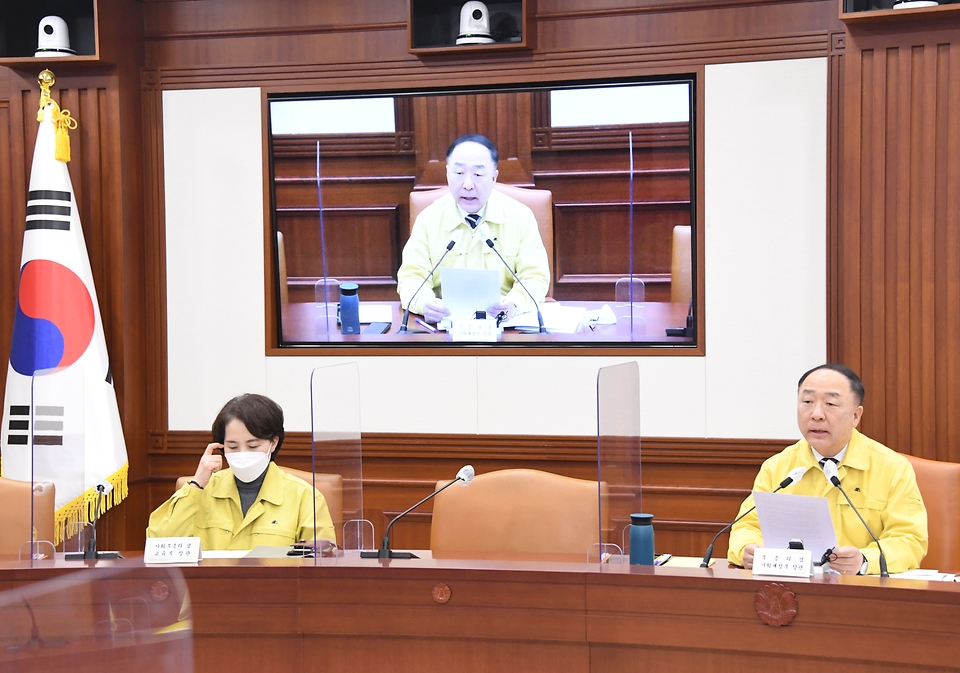 홍남기 경제부총리 겸 기획재정부 장관이 6일 정부서울청사에서 열린 ‘제52차 비상경제 중앙대책본부회의’를 주재하고 있다.