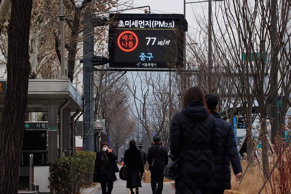 <p>수도권과 충남 지역에 올해 첫 미세먼지 비상저감조치가 9일 시행됐다. 다음날 10일 미세먼지와 초미세먼지 영향으로 뿌옇게 보이는 서울 거리의 모습.</p>