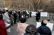 전현희 국민권익위원장이 23일 서울 동작구 사당5동 한 아파트를 방문해 주민들과 교통체계 개선 관련 ‘적극행정 국민신청 현장간담회’를 하고 있다.