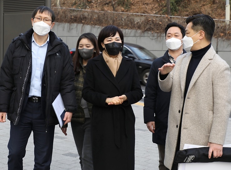 전현희 국민권익위원장이 23일 서울 동작구 사당5동 한 아파트를 방문해 주민들과 교통체계 개선 관련 ‘적극행정 국민신청 현장간담회’를 하고 있다.