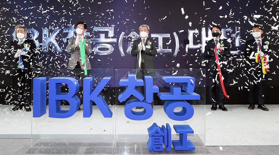 고승범 금융위원장(왼쪽 세 번째)이 11일 오후 대전 유성구 엑스포타워에서 열린 IBK창공 대전 개소식에서 참석자들과 퍼포먼스 후 박수치고 있다.