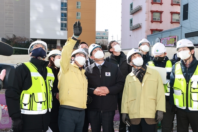 노형욱 국토교통부 장관이 12일 오전 광주 서구 아파트 붕괴사고 현장을 살펴보고 있다.