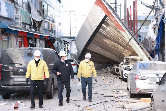 노형욱 국토교통부 장관이 12일 오전 광주 서구 아파트 붕괴사고 현장을 살펴보고 있다.