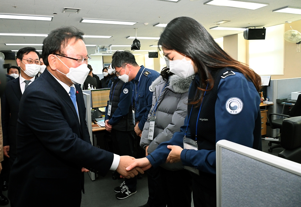 김부겸 국무총리가 11일 아프가니스탄 특별기여자 정착교육 현장 점검으로 임시 생활시설인 전남 여수 해양경찰교육원을 방문, 현황을 보고 받고 당부의 말을 전하고 있다.