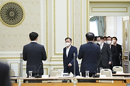 문재인 대통령이 13일 오전 청와대 영빈관에서 열린 제1회 중앙지방협력회의에 참석하고 있다.