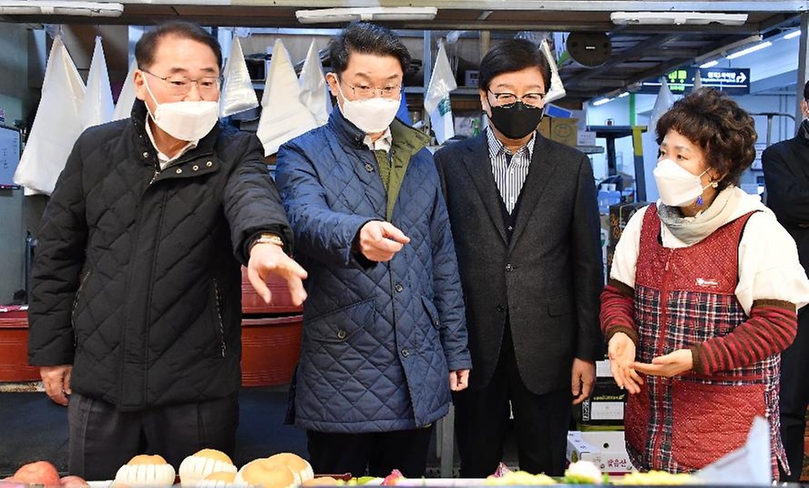 <p>이억원 기획재정부 차관이 14일 서울 가락동 농수산물도매시장을 방문, 상인들과 대화하며 애로사항을 청취하고 있다.</p>