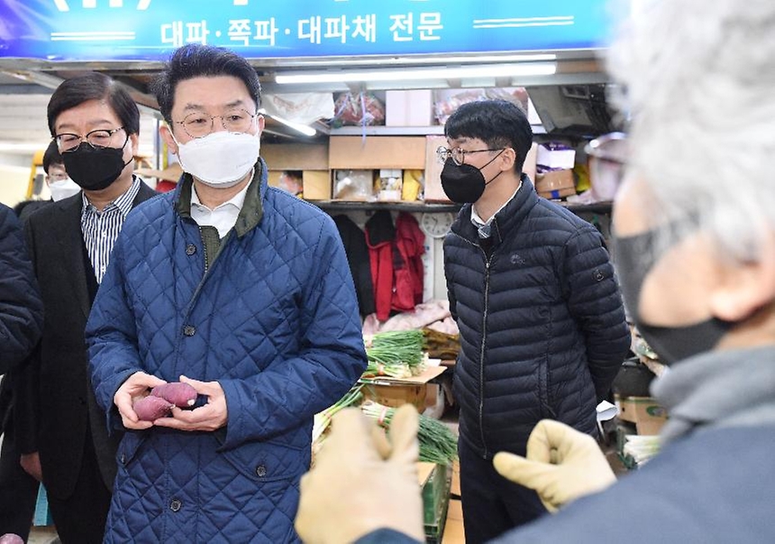 <p>이억원 기획재정부 차관이 14일 서울 가락동 농수산물도매시장을 방문, 상인들과 대화하며 애로사항을 청취하고 있다.</p>