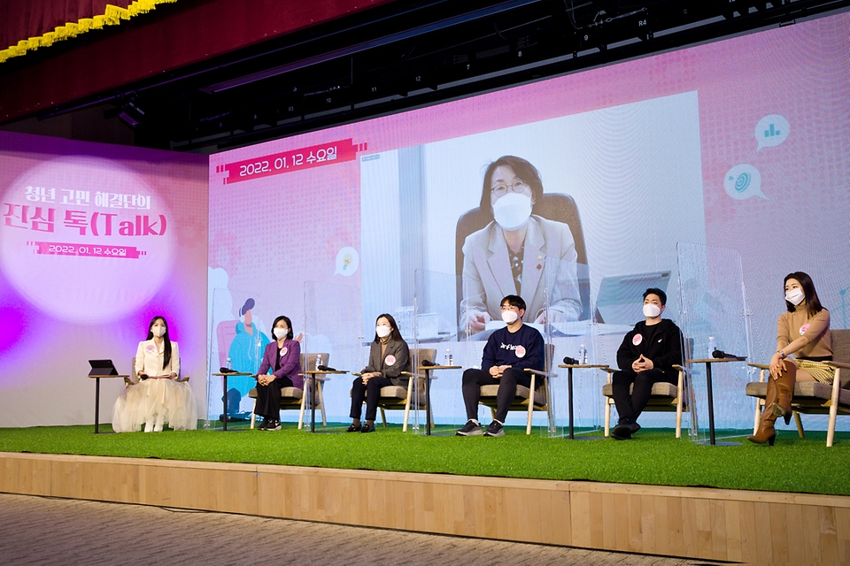 임혜숙 과학기술정보통신부 장관이 12일 오후 경기스타트업캠퍼스에서 열린 ‘청년 고민 해결단의 진심 톡(TALK)’ 에 참여해 청년들의 고민을 듣고, 조언하고 있다.