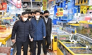 이억원 기획재정부 차관이 14일 서울 가락동 농수산물도매시장을 방문, 현장을 둘러보며 관계자로부터 설명을 듣고 있다.