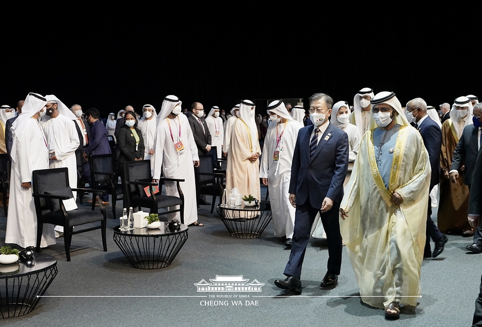 문재인 대통령이 17일(현지시간) 아랍에미리트연합(UAE) 두바이 엑스포 전시센터에서 열린 ‘아부다비 지속가능성주간 개막식 및 자이드상 시상식’에 모하메드 알 막툼 UAE 총리와 함께 참석하고 있다.