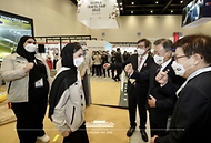문재인 대통령이 17일(현지시간) 아랍에미리트(UAE) 두바이 엑스포 전시센터에서 열린 두바이 엑스포 한국 우수상품전을 방문, 부산엑스포 유치 홍보에 나선 현지 서포터즈들과 대화하고 있다.