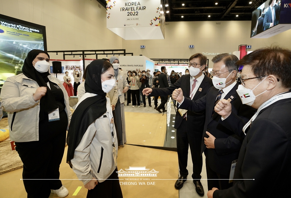 문재인 대통령이 17일(현지시간) 아랍에미리트(UAE) 두바이 엑스포 전시센터에서 열린 두바이 엑스포 한국 우수상품전을 방문, 부산엑스포 유치 홍보에 나선 현지 서포터즈들과 대화하고 있다.