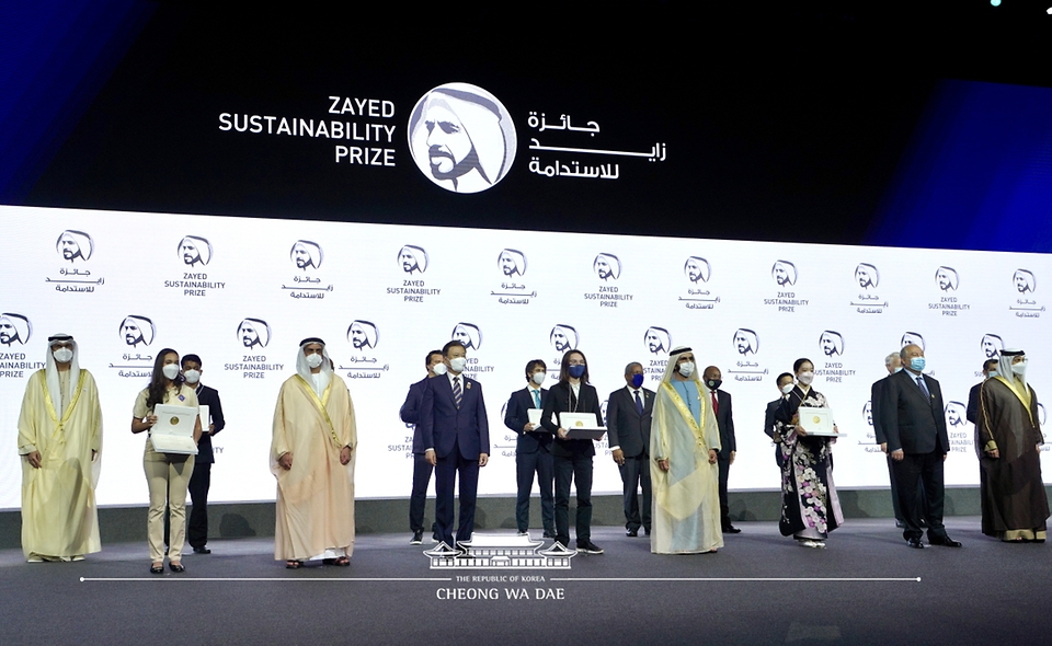 문재인 대통령이 17일(현지시간) 아랍에미리트(UAE) 두바이 엑스포 전시센터에서 열린 ‘아부다비 지속가능성주간 개막식 및 자이드상 시상식’에서 모하메드 알 막툼 UAE 총리와 함께 수상자들과 기념촬영을 하고 있다.