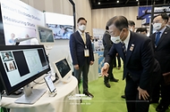 문재인 대통령이 17일 오전(현지시간) 두바이 엑스포 전시센터에서 열린 2022 두바이 한국 우수상품전에서 전시품을 관람하고 있다.