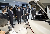 문재인 대통령이 17일(현지시간) 아랍에미리트(UAE) 두바이 엑스포 전시센터에서 열린 두바이 엑스포 한국 우수상품전을 방문, V2L(Vehicle-to-Load) 기능에 대해 설명을 듣고 있다.