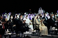 문재인 대통령이 17일(현지시간) 아랍에미리트연합(UAE) 두바이 엑스포 전시센터에서 열린 ‘아부다비 지속가능성주간 개막식 및 자이드상 시상식’에서 모하메드 알 막툼 UAE 총리와 함께 박수를 치고 있다.