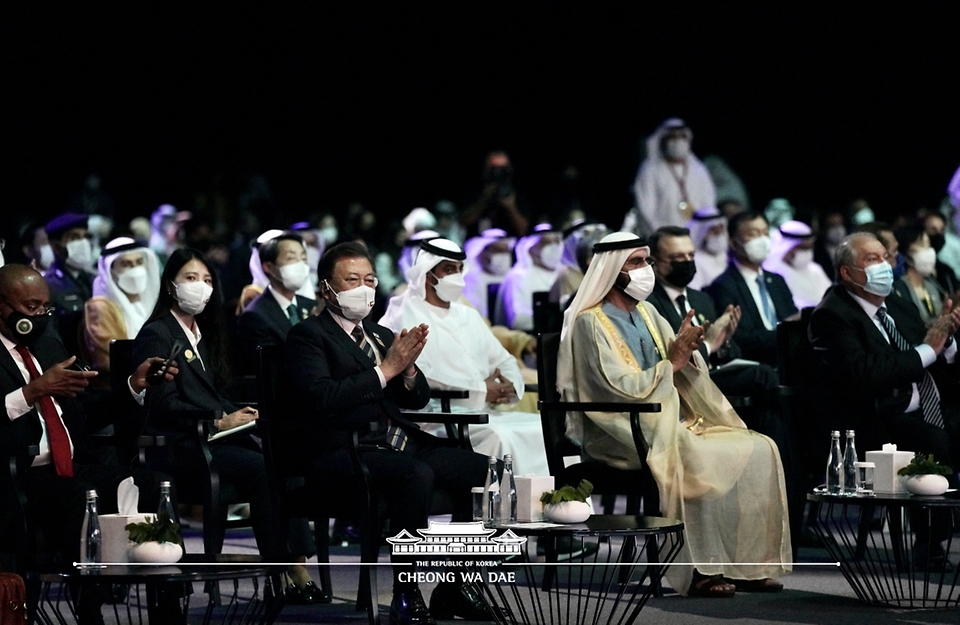 문재인 대통령이 17일(현지시간) 아랍에미리트연합(UAE) 두바이 엑스포 전시센터에서 열린 ‘아부다비 지속가능성주간 개막식 및 자이드상 시상식’에서 모하메드 알 막툼 UAE 총리와 함께 박수를 치고 있다.