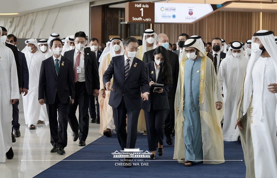 문재인 대통령이 17일(현지시간) 아랍에미리트(UAE) 두바이 엑스포 전시센터에서 열린 ‘아부다비 지속가능성주간 개막식 및 자이드상 시상식’에 참석한 뒤 모하메드 알 막툼 UAE 총리와 함께 행사장을 나서고 있다.