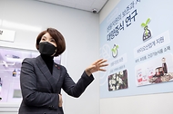 한정애 환경부 장관이 19일 오후 경남 밀양시에 위치한 국립생물자원관 생물자원증식연구센터를 방문하여 자생식물 대량증식 연구의 주요 시설인 인공광원(LED) 수경재배실을 살펴보고 “국가 차원의 생물자원 대량증식 연구 전담기관으로써 선도적인 역할을 해줄 것”을 당부하고 있다. 
