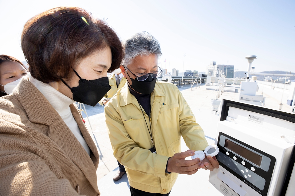 한정애 환경부 장관이 18일 오후 서울 은평구 소재 국립환경과학원 수도권 대기환경연구소를 방문해 초미세먼지 주요성분 측정장비와 유해대기오염물질 측정장비 운영현황을 보고받고, 측정장비 운영에 만전을 기해 줄 것을 당부하고 있다.