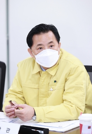 황성규 국토교통부 제2차관이 19일 CJ 대한통운 가산 터미널을 방문해 설 명절 성수기 대책을 논의하고 있다.