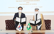 여한구 산업통상자원부 통상교섭본부장이 19일(현지시간) 나예프 알 하즈라프 걸프협력회의 사무총장과 한-GCC FTA 협상을 공식적으로 재개한다는 공동선언문 서명식을 갖고 기념 촬영하고 있다.