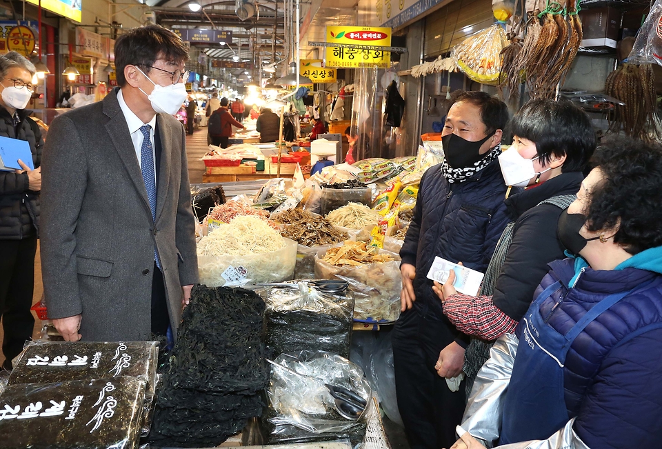 통계청(청장 류근관)은 1월 19일(수) 광주광역시 양동시장을 방문하여 설 명절 맞이 물가 동향을 파악하고 현장의 목소리를 들으며 상인들을 격려하였다.