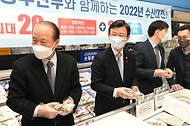 문성혁 해양수산부 장관이 20일 롯데마트 서울역점에서 ‘2022년 대한민국 수산대전-설 특별전’에 참석해 ‘설 명절 수산물 선물 보내기’ 캠페인을 가졌다.