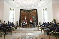 문재인 대통령과 압델 파타 알시시 이집트 대통령이 20일(현지시간) 이집트 카이로 대통령궁에서 확대정상회담을 하고 있다.