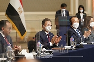 문재인 대통령이 20일(현지시간) 이집트 카이로 한 호텔에서 열린 ‘한-이집트 미래·그린 비즈니스 라운드테이블’에 참석해 박수 치고 있다.