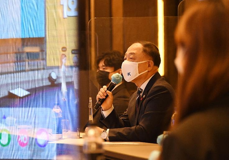 홍남기 부총리 겸 기획재정부 장관이 24일 서울 광화문 포시즌스호텔에서 온라인으로 열린 ‘2022 공공기관 채용정보박람회’에서 ‘구직자와의 대화’ 간담회를 하고 있다.