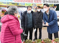 이억원 기획재정부 차관이 21일 천안 중앙시장을 방문해 코로나19로 어려움을 겪고 있는 전통시장 상인들을 격려하며 대화를 나누고 있다.