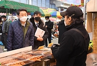 이억원 기획재정부 차관이 21일 천안 중앙시장을 방문해 코로나19로 어려움을 겪고 있는 전통시장 상인들을 격려하며 대화를 나누고 있다.