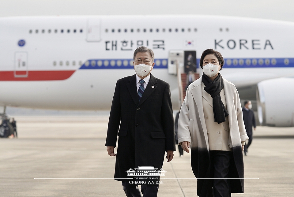 문재인 대통령과 김정숙 여사가 22일 오전 서울공항에 도착해 공군 1호기에서 내려 이동하고 있다.