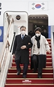 문재인 대통령과 김정숙 여사가 22일 오전 서울공항에 도착해 공군 1호기에서 내리고 있다.