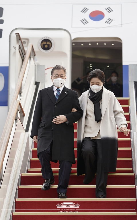 문재인 대통령과 김정숙 여사가 22일 오전 서울공항에 도착해 공군 1호기에서 내리고 있다.