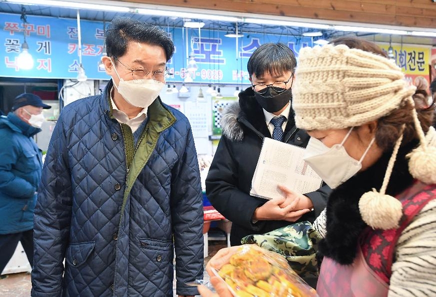 이억원 기획재정부 차관이 21일 천안 중앙시장을 방문해 코로나19로 어려움을 겪고 있는 전통시장 상인들을 격려하며 대화를 나누고 있다.