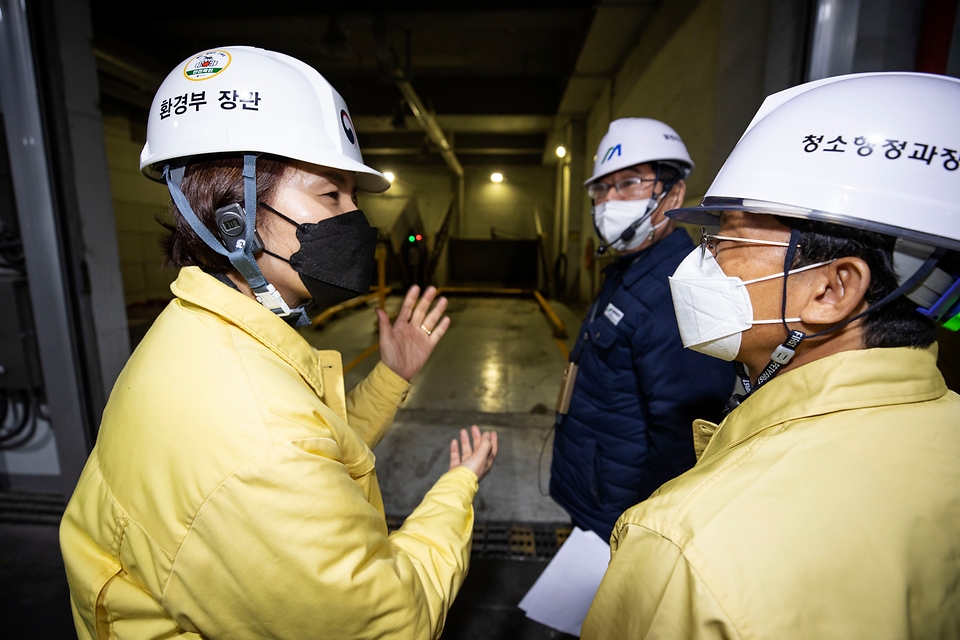 <p>한정애 환경부 장관이 29일 오전 서울시 구로구 구로자원순환센터를방문하여 재활용품 선별현장을 점검하고, 설 연휴 이후 일시적으로 재활용폐기물이 많이 배출 될 것으로 예상됨에 따라 재활용품 선별시설에서도 빈틈없이 대응하여 국민 불편이 없도록 할 것을 관계자들에게 요청하고 있다.</p>