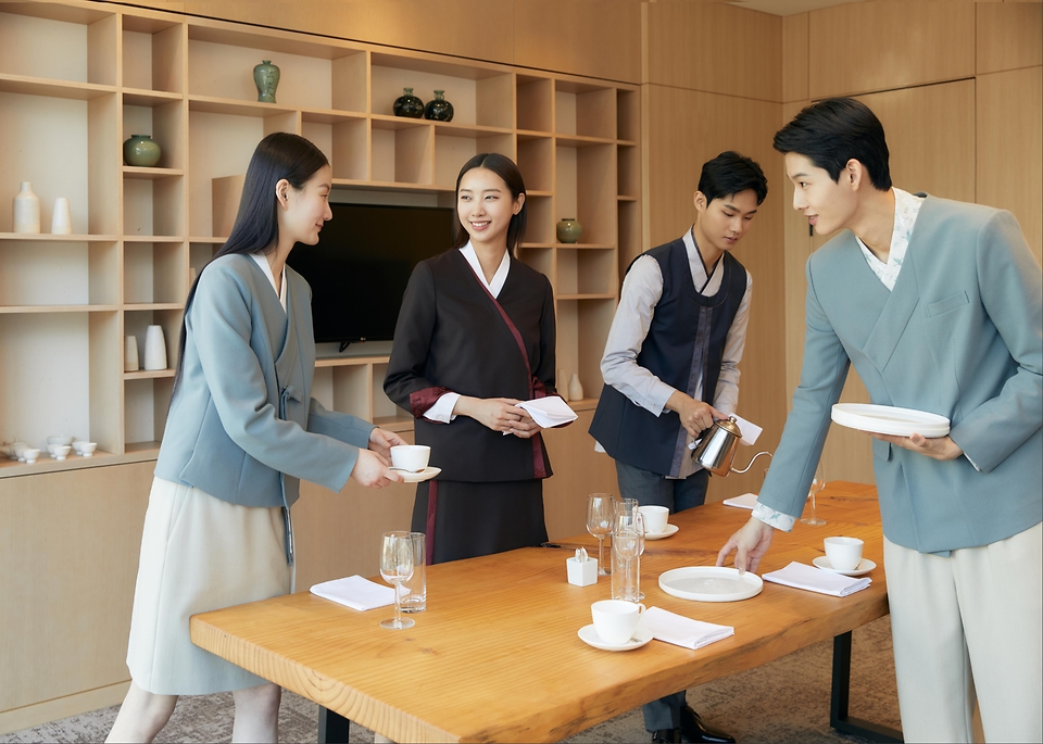 문화체육관광부가 한국공예디자인문화진흥원과 함께 2월 9일부터 24일까지 문화역서울284에서 ‘한복 근무복·한복 교복 전시회’를 개최한다.</br>
- 관광 관련 호텔, 주방, 문화관광, 교통기관 등의 근무자들이 한복의 미를 선보이면서도 편하게 일할 수 있도록 제작한 한복근무복