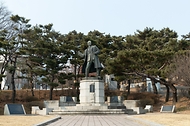 공원 한켠에는 이봉창 의사의 동상도 세워져 있다.