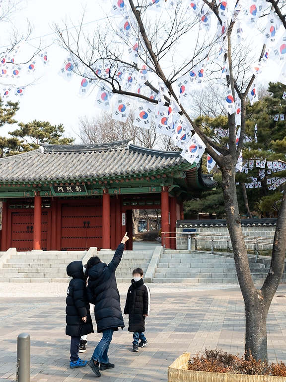 <p>삼일절을 며칠 앞둔 25일 서울 용산구 효창공원 앞길에 태극기 거리가 조성되어 있다. 태극기 거리는 다음달 6일까지 유지된다.</p>