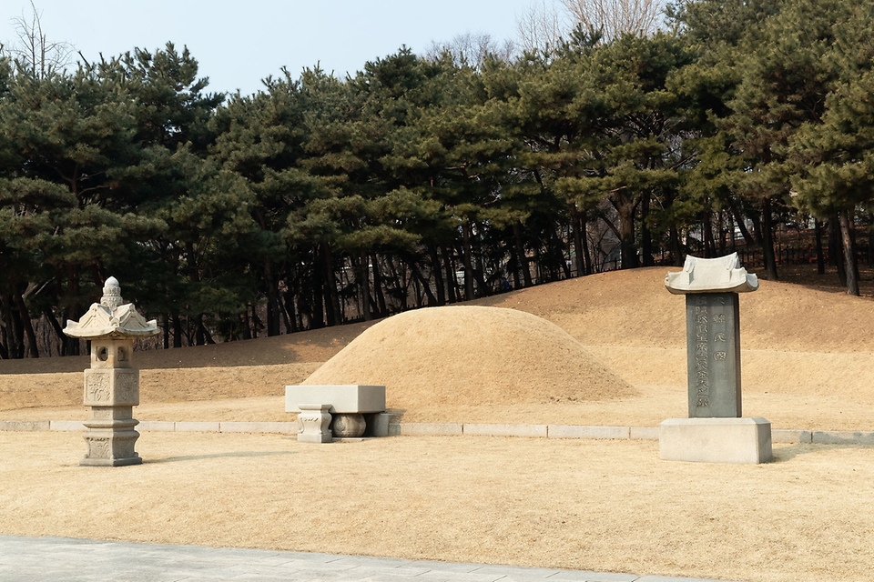 효창공원에는 백범 김구선생의 묘역이 있다.
