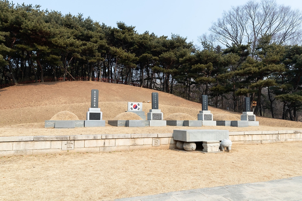 이봉창, 윤봉길, 백정기 삼의사의 묘역이 있고 안중근 의사의 유해를 모실 가묘도 조성돼 있다.