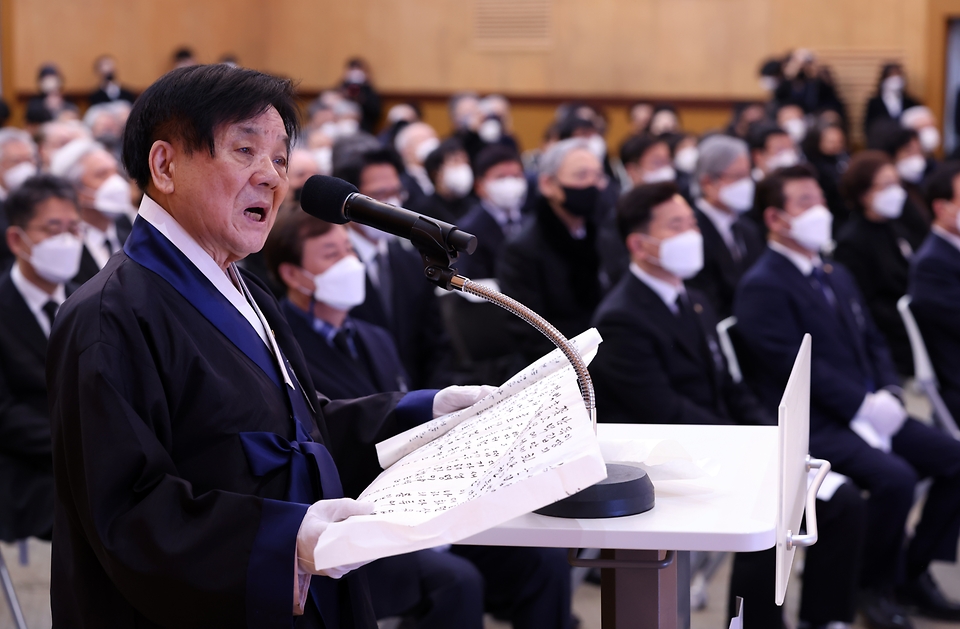 21일 서울 서초구 국립중앙도서관 국제회의장에서 고 이어령 문화부 장관 문화체육관광부장 영결식이 엄수되고 있다.