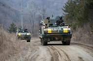 육군15보병사단 을지여단 전투단 장병들이 27일 ‘여단급 KCTC 쌍방훈련’에서 K200 장갑차를 타고 적진으로 이동하고 있다. (출처=육군)